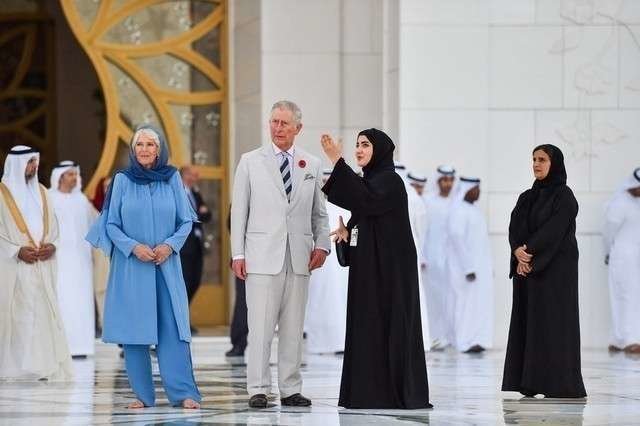 El príncipe Carlos y su esposa durante la visita a la Gran Mezquita Zayed.