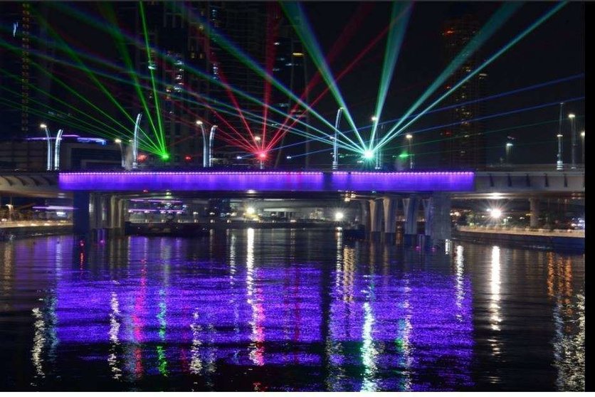 Luces para inaugurar el Gran Canal de Dubai.