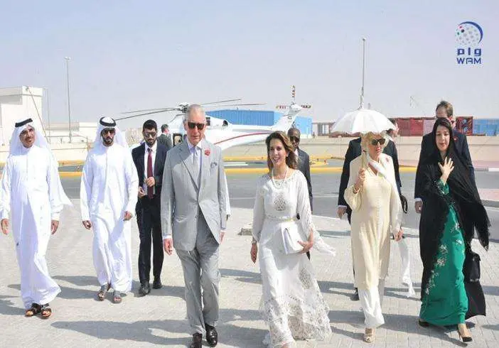 El príncipe Carlos y su esposa junto a la princesa Haya en Dubai.