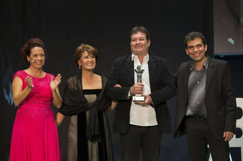 El actor cubano Jorge Perugurría, en el momento de recibir el Premio Ciudad de Huelva del Festival de Cine Iberoamericano. (Cedida)