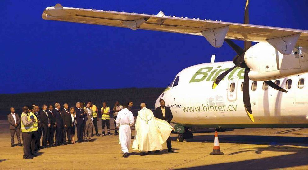 Acto en el que se ha puesto el nombre de 'Ilha do Fogo' al primer avión que cubrirá las rutas de la compañía Binter entre las islas de Cabo Verde en el aeropuerto de Praia. (EFE / Elvira Urquijo A.)