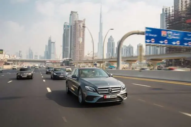 El Mercedes autónomo comienza su viaje en Dubai.