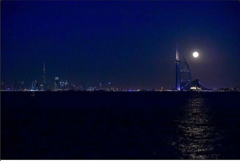 La imagen de la superluna tomada por la Oficina Oficial de Medios de Dubai.