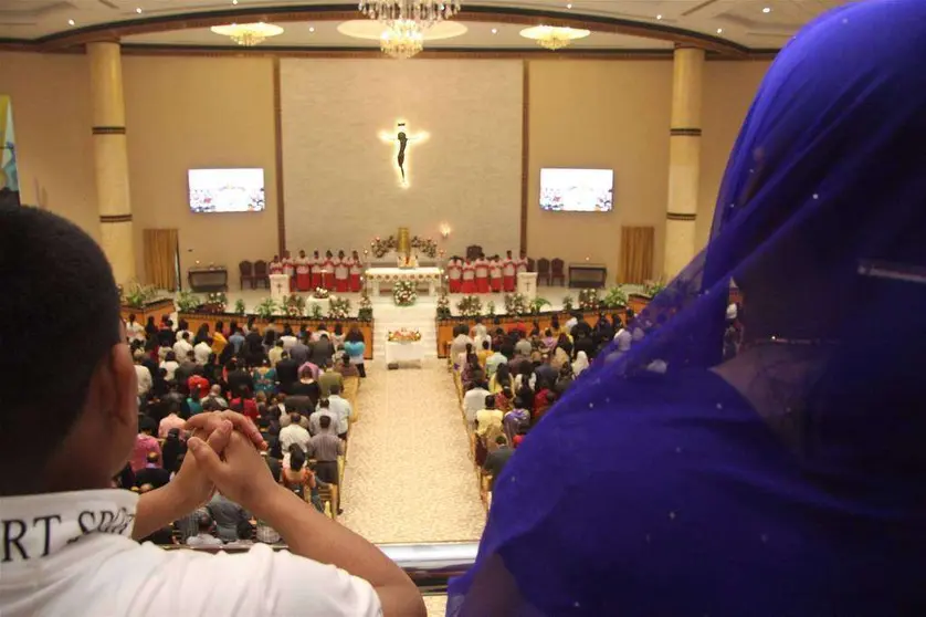 En la imagen que ilustra el texto, cristianos durante la misa de Nochebuena en la iglesia de San Antonio de Padua en el emirato de Ras Al Khaimah. (EL CORREO DEL GOLFO)