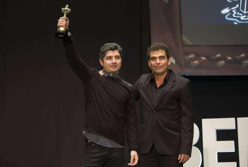 Simón Hernández, director de 'Pizarro', levanta el Colón de Oro en presencia de Vladimir Cruz durante la gala de clausura del Festival de Cine Iberoamericano. (Cedida)