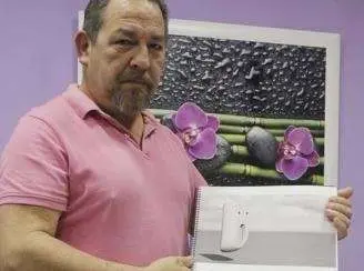 Miguel Ángel Levanteri con su revolucionario urinario.