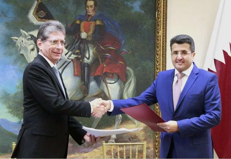 Faleh Hajri, presidente de la Dirección de Aviación Civil del Estado de Qatar, y Alfredo Fonseca Mora, director general de la Autoridad de Aeronáutica  Civil de Panamá. (Cancillería de Panamá)