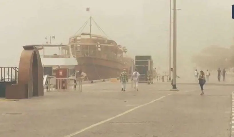 El Creek de Dubai durante la tormenta de arena.