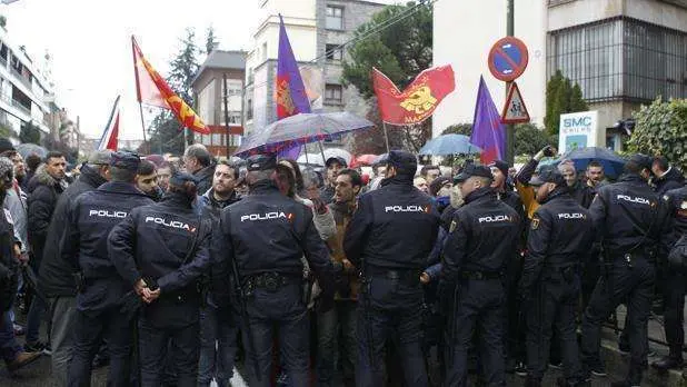 A pesar de la lluvia, partidarios y opositores al régimen cubano se han manifestado en Madrid.