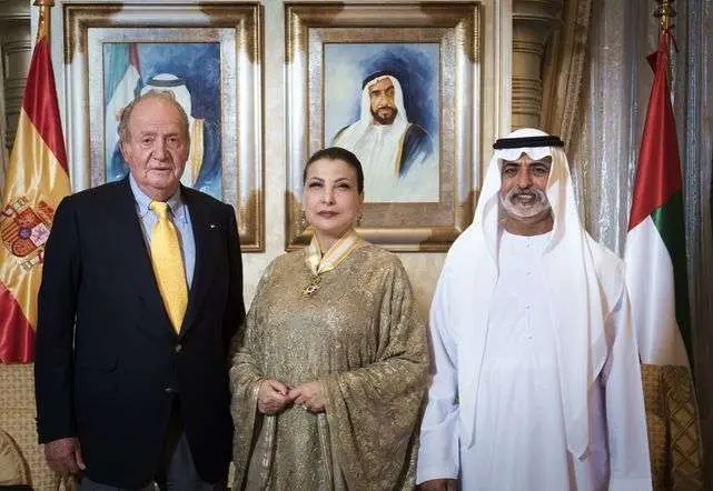 Juan Carlos I, con la condecorada y con el ministro emiratí de Cultura.