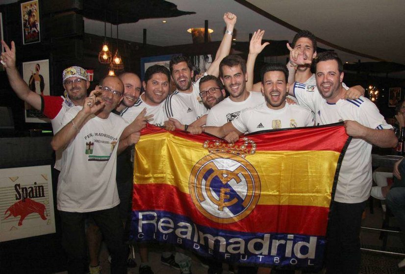 Aficionados merengues, eufóricos en Casa de Tapas tras conseguir el Real Madrid la undécima. (EL CORREO) 