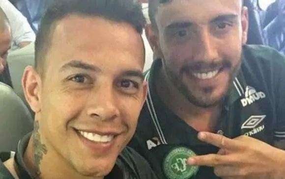 Alan Ruschel, a la derecha, es uno de los jugadores rescatados con vida tras el accidente de avión.