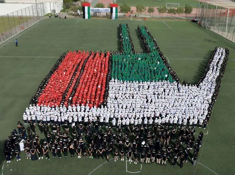 Más de 2.000 estudiantes han batido un récord mundial formando esta enorme mano.
