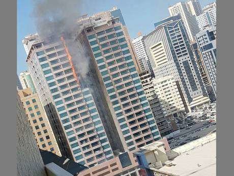 En la imagen del Gulf News se observan las llamas en el edificio de Sharjah.