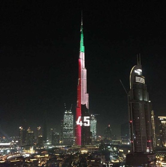 El burj Khalifa adornado en homenaje al Día Nacional.