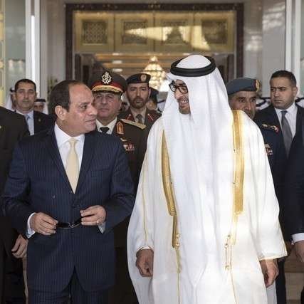 El presidente de Egipto es recibido por el príncipe heredero de Abu Dhabi.
