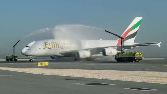 El A380 de Emirates a su llegada a Doha.