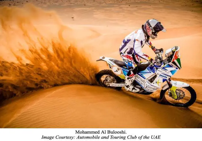 Un motorista emiratí en el desierto.