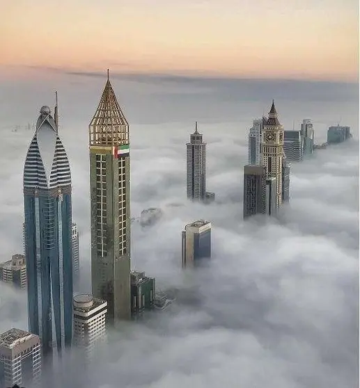En la imagen del jeque Hamdan se observa la mañana de niebla en Dubai.