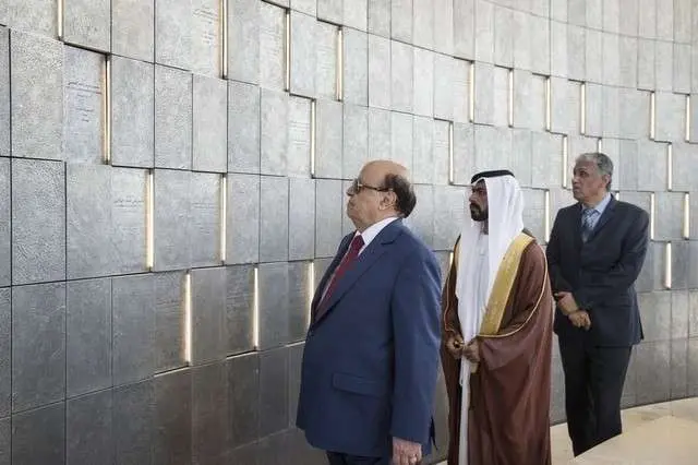 El presidente de Yemen durante su recorrido por el Memorial de los Mártires.