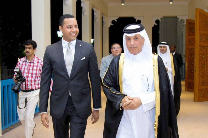El encargado de Negocios (a.i.) de la Embajada de Panamá, Oreste del Río Sandoval, acompaña al ministro de Estado para las Relaciones Exteriores de Qatar, Sultan bin Saad Almoraki, a su llegada al acto. (EL CORREO)