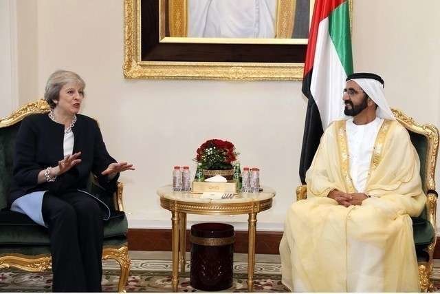 La primer ministra británica y el jeque Mohammed bin Rashid.