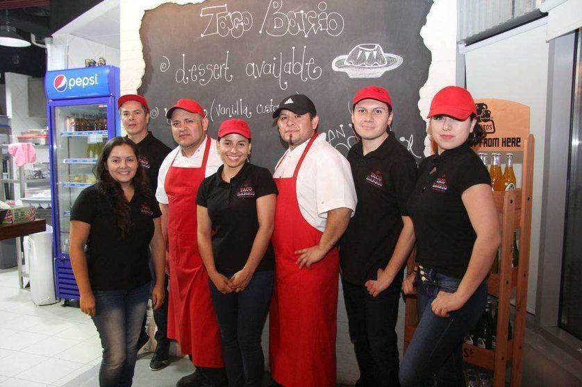 Los chefs David y Guillermo Valdez, junto al staff del nuevo restaurante mexicano Taco Barrio. (EL CORREO)