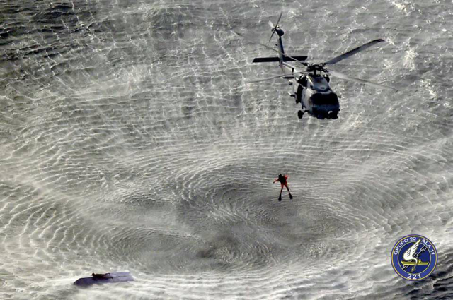 Momento en que el helicóptero del buque Relámpago procede al rescate de los naúfragos. 
