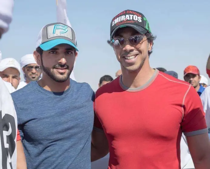 El jeque Hamdan y el jeque Mansour durante un evento deportivo por el Día Nacional de EAU.