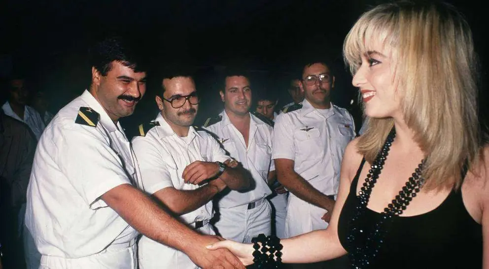 Marta Sánchez saluda a los marines en el 'Numancia' durante su visita a Abu Dhabi la Nochebuena de 1990.