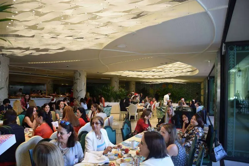 Un momento del café navideño del Club Damas Latinas.