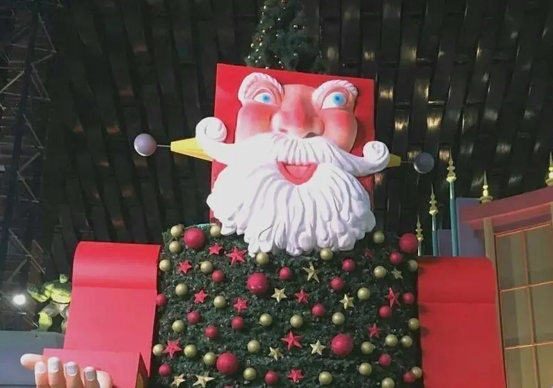 Árbol de Navidad en el parque temático IMG. (E.C.)