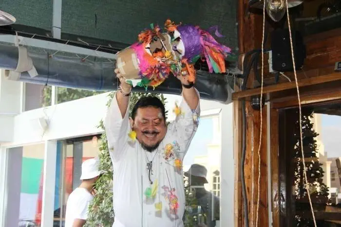 El chef Ernesto Cab Vera tras romperse la piñata. (E.C.)