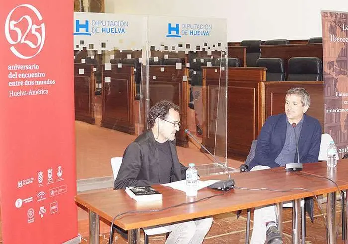 Santiago Roncagliolo y José Luis Piquero, durante el ciclo 'Letras de Iberoamérica'. 