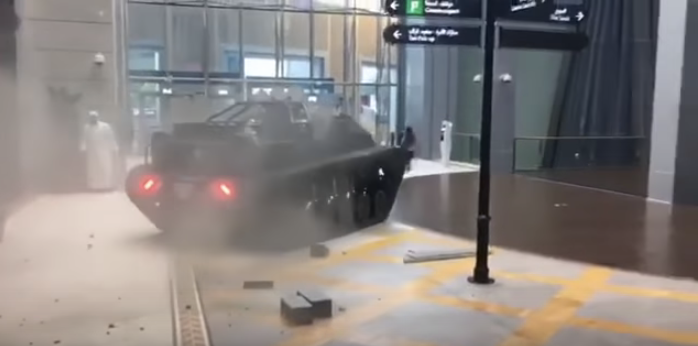 El tanque atravesando Dubai Mall. 