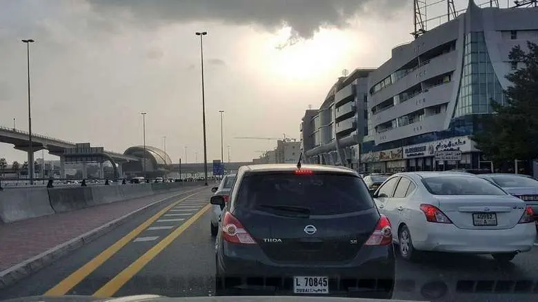 Atasco en la carretera de Sharjah provocado por el accidente. 