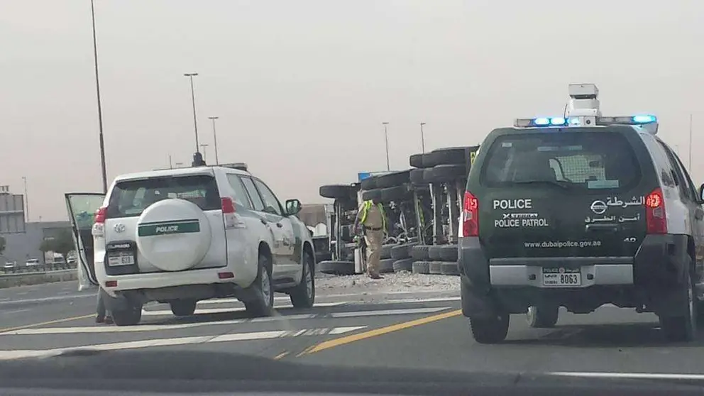 vuelco de un camión cargado de arena en la E611 a la altura del cruce con la E44 en sentido Abu Dhabi. (Richard Ramos)