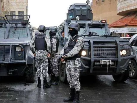 En la foto de Reuters policías jordanos en el castillo de Karak.