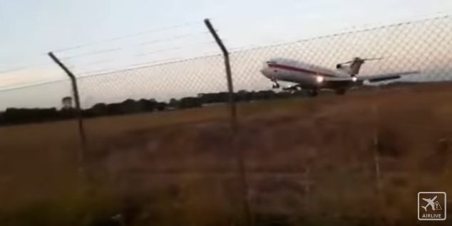 El avión de Aerosucre, segundos antes de estrellarse contra el suelo (Airlive.net)