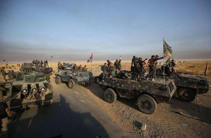 Fuerzas irakíes desplegadas a unos 45 kilómetros de la ciudad de Mosul.