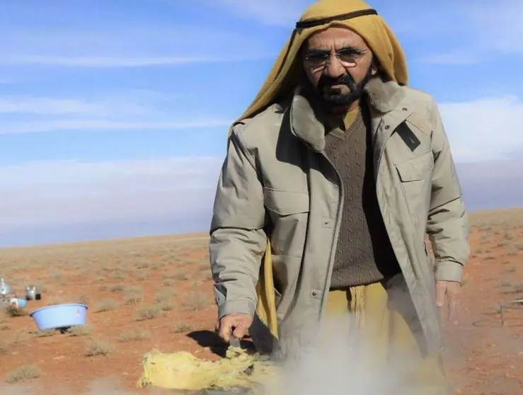 El jeque Mohammed cocinando con fuego de leña.