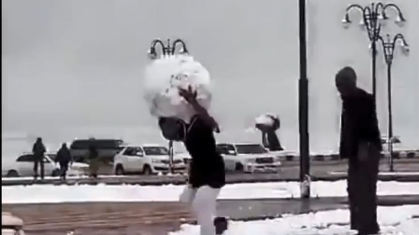 los saudíes emocionados con las nevadas.