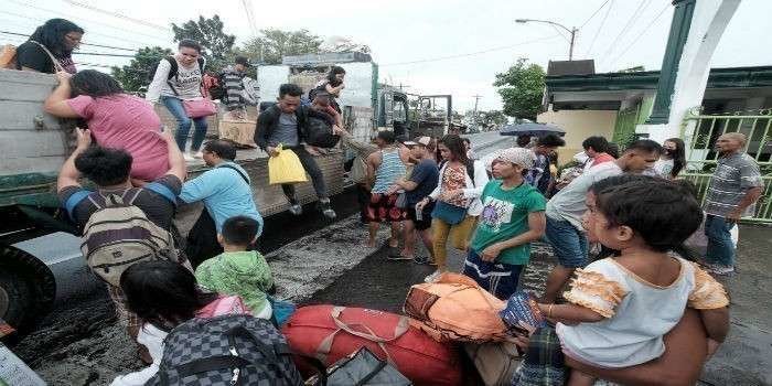 Miles de personas están siendo desalojadas en Filipinas por la llegada del tifón Nock-Ten. (EFE)