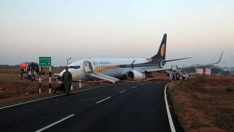 Estado en el que quedó el vión de Jet Airways tras salirse de la pista. (Twitter)