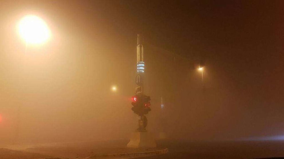 Niebla en las calles de Abu Dhabi en la madrugada del miércoles. (@NCMS_media)