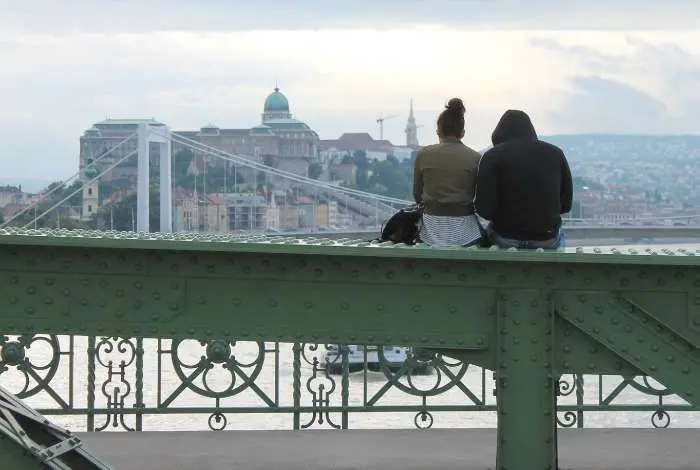 Descansando sobre el puente de Las Cadenas de Budapest. (EL CORREO)