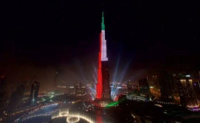 Inicio de los fuegos artificiales en el Burj Khalifa en 2016. 