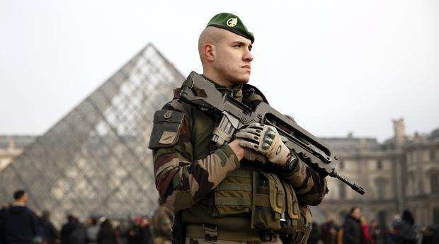 Un soldado francés ante el Museo del Louvre en París.