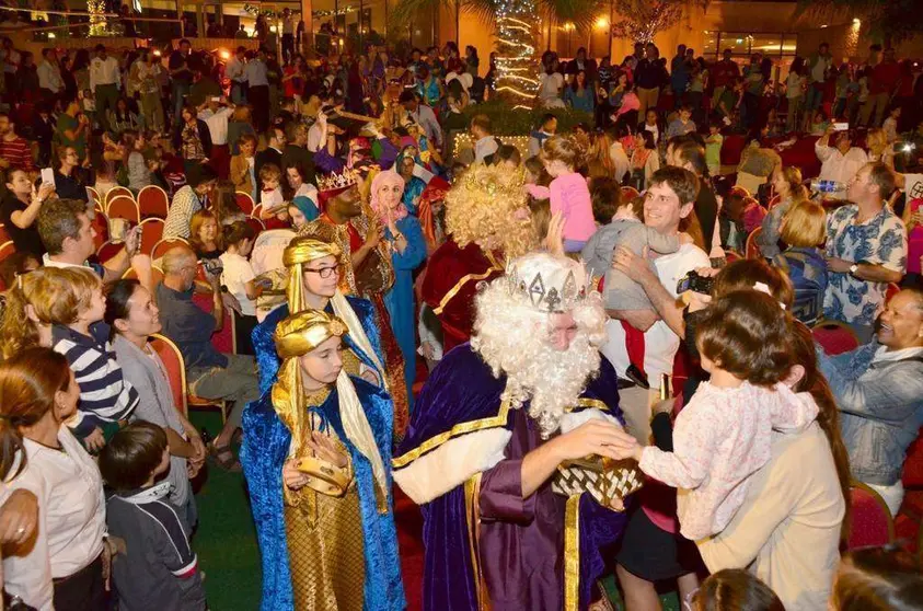 Ambiente en Wafi Mall durante la Cabalgata de Reyes Magos de Dubai en 2015. (EL CORREO DEL GOLFO)