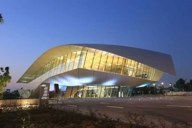 Etihad Museum se sitúa entre la zona de Bur Dubai y Jumeirah Road.